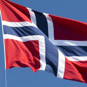 Illustrasjonsbilde av et norsk flagg som vaier i vinden.