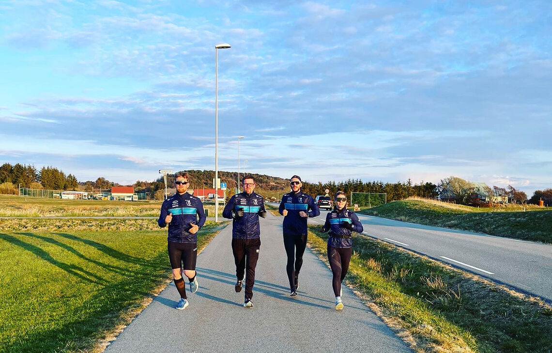 Fire av medlemmene i Grødem Runners, som arrangerer løpet, tester løypa til Randabergfjellet Opp. Randabergfjellet sees i bakgrunnen. (Foto: Alexander Middleton / Grødem Runners)
