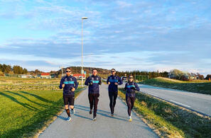 Fire av medlemmene i Grødem Runners, som arrangerer løpet, tester løypa til Randabergfjellet Opp. Randabergfjellet sees i bakgrunnen. (Foto: Alexander Middleton / Grødem Runners)