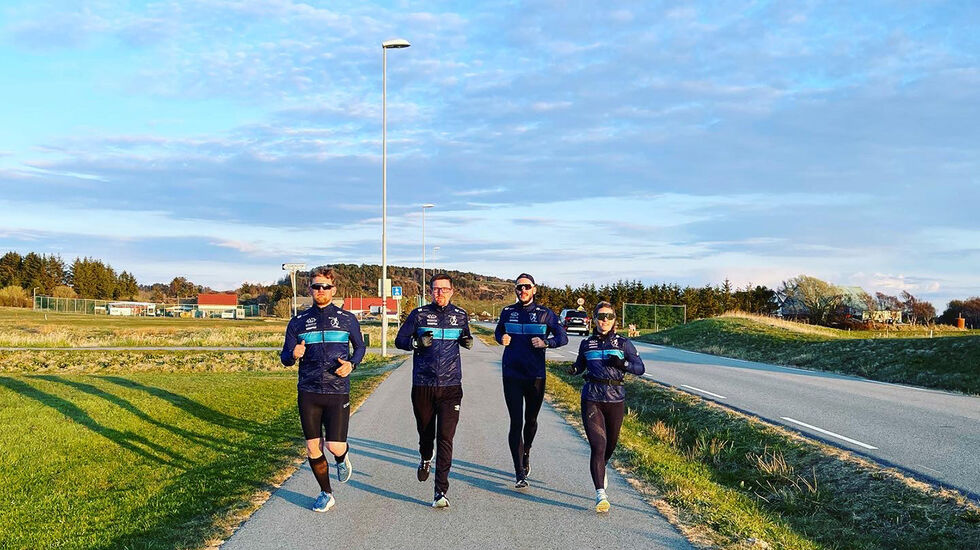 Fire av medlemmene i Grødem Runners, som arrangerer løpet, tester løypa til Randabergfjellet Opp. Randabergfjellet sees i bakgrunnen. (Foto: Alexander Middleton / Grødem Runners)