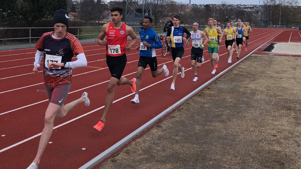 Mathias Flak (177) sjekker om farten er korrekt hare-fart for Kristoffer Sagli (178) og U20 EM-krav. (Foto: Kjetil Brenno Gagnås)