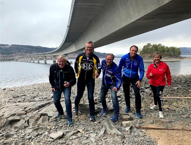 Fra venstre: Finn Olsen, Litrim, Torfinn Kringlebotn, Ottestadi IL, Dag Kåshagen, Innlandet friidrettskrets, Trond Barthel, Gjøvik FIK og Jannike Berg Leonhardsen, Litrim, her strategisk plassert under Mjøsbrua, har planene klare til å ta imot flere hundre deltakere i de fire mjøsbyene i september.