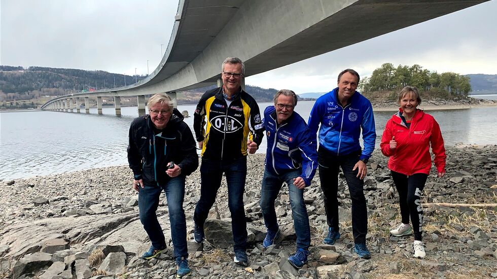 Fra venstre: Finn Olsen, Litrim, Torfinn Kringlebotn, Ottestadi IL, Dag Kåshagen, Innlandet friidrettskrets, Trond Barthel, Gjøvik FIK og Jannike Berg Leonhardsen, Litrim, her strategisk plassert under Mjøsbrua, har planene klare til å ta imot flere hundre deltakere i de fire mjøsbyene i september.