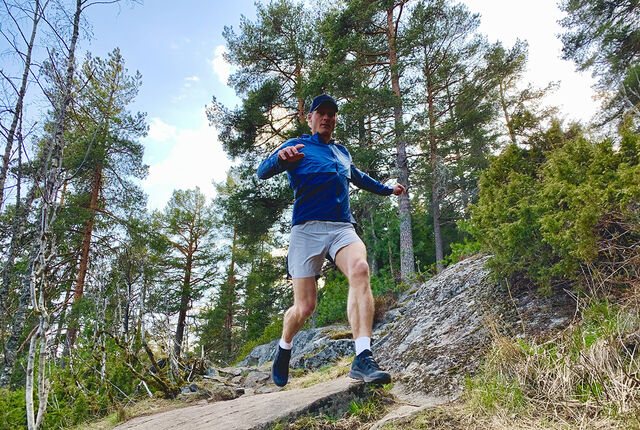 Sven Kilander er her i full gang med å teste 12 av årets terrengsko for både lange og korte treningsøkter og konkurranser. (Foto: Aksel Kilander)