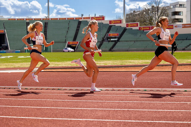For kvinnene ble stafetten en kamp mellom Tyrving, Vidar og Tjalve. Her ved Christine Næss, Pernille Karlsen Antonsen og Malin Edland på den første etappen.