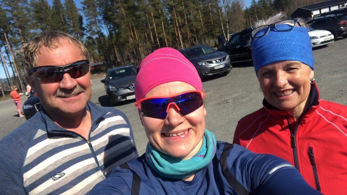 Hernesingene (fra v.) Ingvald Håberget, Maren Engseth og Inger Senderud etter å ha gjennomført Forest Runs vårløp midt i byen. (Foto: Privat)