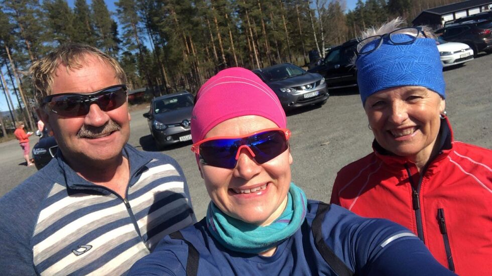 Hernesingene (fra v.) Ingvald Håberget, Maren Engseth og Inger Senderud etter å ha gjennomført Forest Runs vårløp midt i byen. (Foto: Privat) 