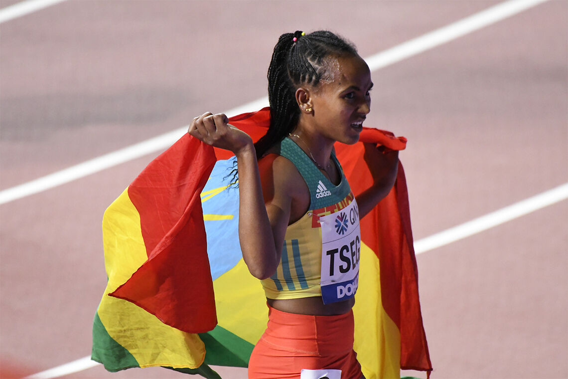 På bildet jubler Gudaf Tsegay for bronse på 1500 meteren i VM i Doha i 2019. Nå viste hun at hun kan bli en faktor også på de lange distansene i OL. (Arkivfoto: Bjørn Johannessen) 