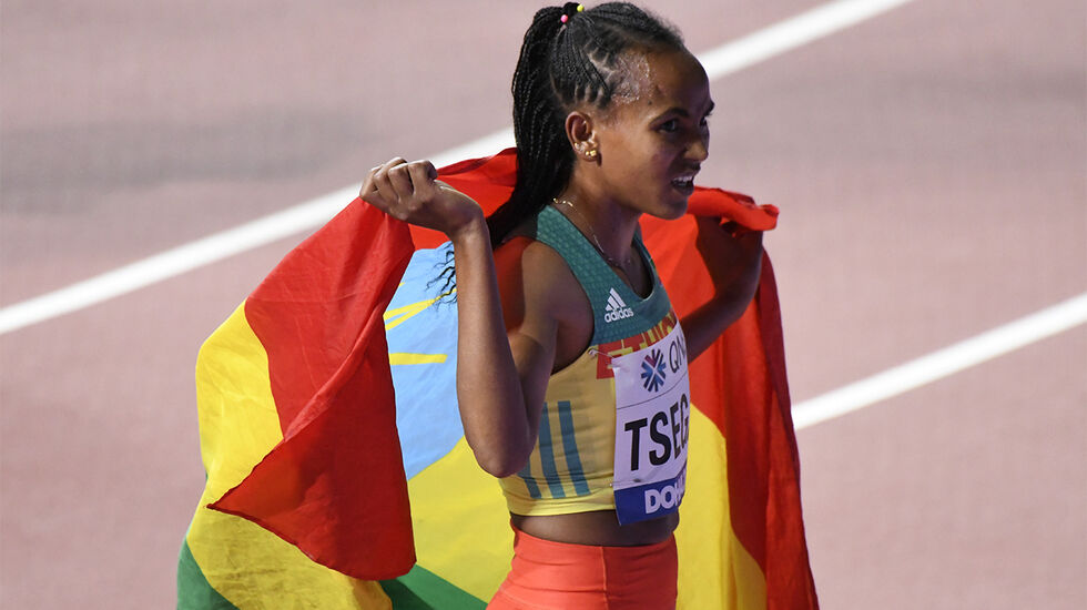 På bildet jubler Gudaf Tsegay for bronse på 1500 meteren i VM i Doha i 2019. Nå viste hun at hun kan bli en faktor også på de lange distansene i OL. (Arkivfoto: Bjørn Johannessen)
