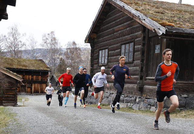 En gruppe løpere med forankring i Sykehuset Innlandet og Sør-Vekkom Lauparlag trener ofte sammen. I Maihaugeløpet startet de samtidig og konkurrerte mot hverandre. Og fort gikk det, for enkelte.