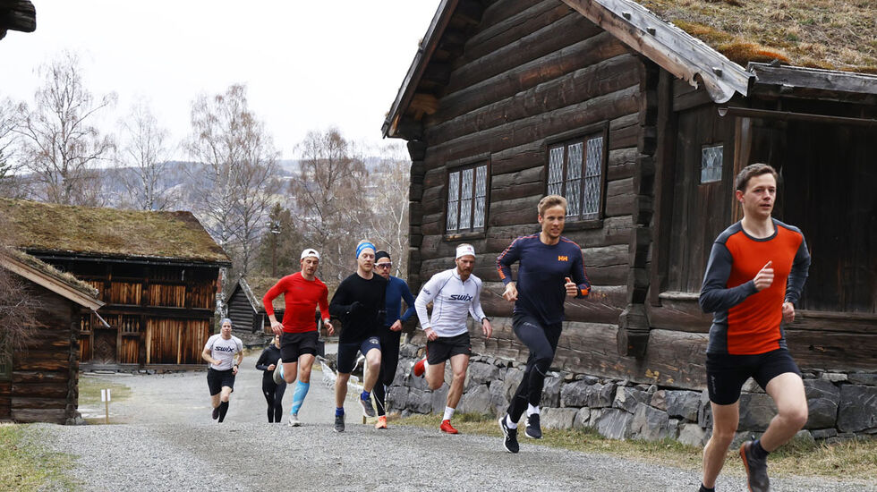 En gruppe løpere med forankring i Sykehuset Innlandet og Sør-Vekkom Lauparlag trener ofte sammen. I Maihaugeløpet startet de samtidig og konkurrerte mot hverandre. Og fort gikk det, for enkelte. J Skaug