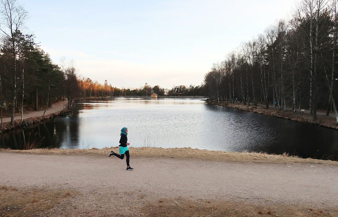 På heimebane: Fairuz Syed Ahmad er i sitt ess når hun får løpe rundt 2. dam i Fredrikstadmarka. (Foto: Ole Christian Lier) 