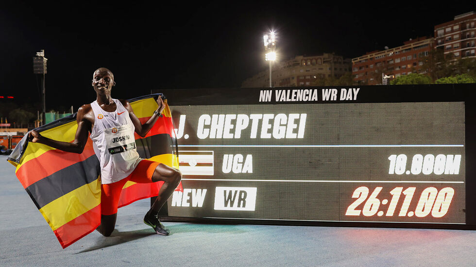 Tida ble korrigert til 26.11,02, men verdensrekorden på 10 000 m tilhører uansett Joshua Cheptegei fra Uganda. (Foto: NN Running Team)