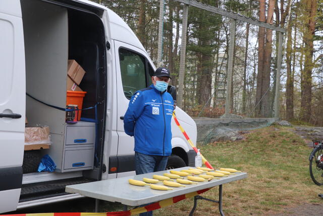 Bananene var på plass nok en gang, til glede for løperne. Et tegn på at de settes pris på er at forbruket av bananer alltid gir meget god indikasjon på deltakertallet. (Foto: Enny-Karin Vindheim)