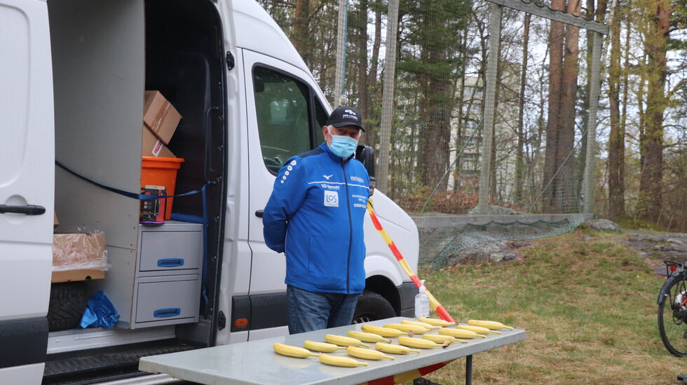 Bananene var på plass nok en gang, til glede for løperne. Et tegn på at de settes pris på er at forbruket av bananer alltid gir meget god indikasjon på deltakertallet. (Foto: Enny-Karin Vindheim)