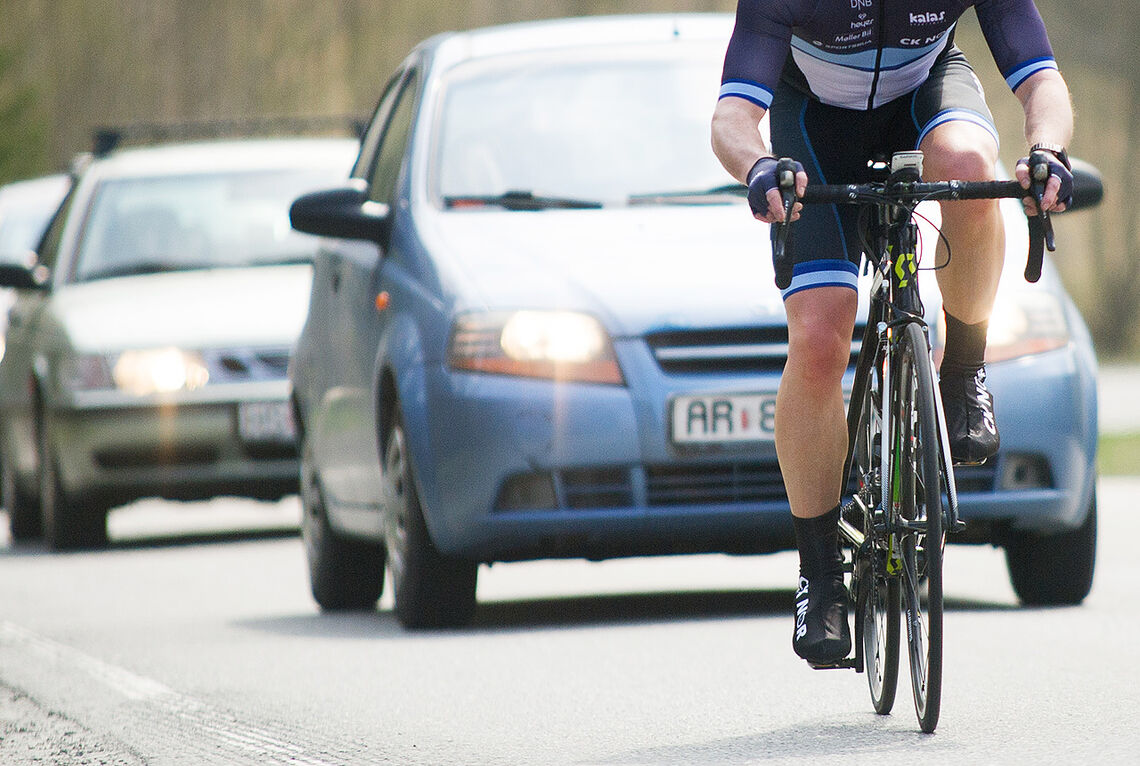 En stadig tilbakevendende kilde til irritasjon: syklister vs. bilister. (Illustrasjonsfoto: Helge Langen)