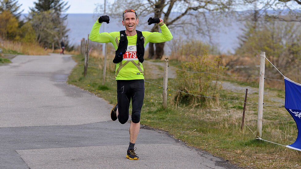 Klas Færøvik var strålende fornøyd med sin egen innsats da han gikk i mål på Askøy på langs sist helg. Han tok en 9. plass sammen med løpere som stort sett var mye yngre enn ham. (Foto: Arne Dag Myking)
