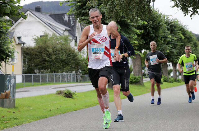 Tim Bennett er litt usikker på hvor han står siden han det siste året ikke har fått testa seg i vanlige løp. Her i Drammensmaraton for et par år siden. (Foto: arrangøren)
