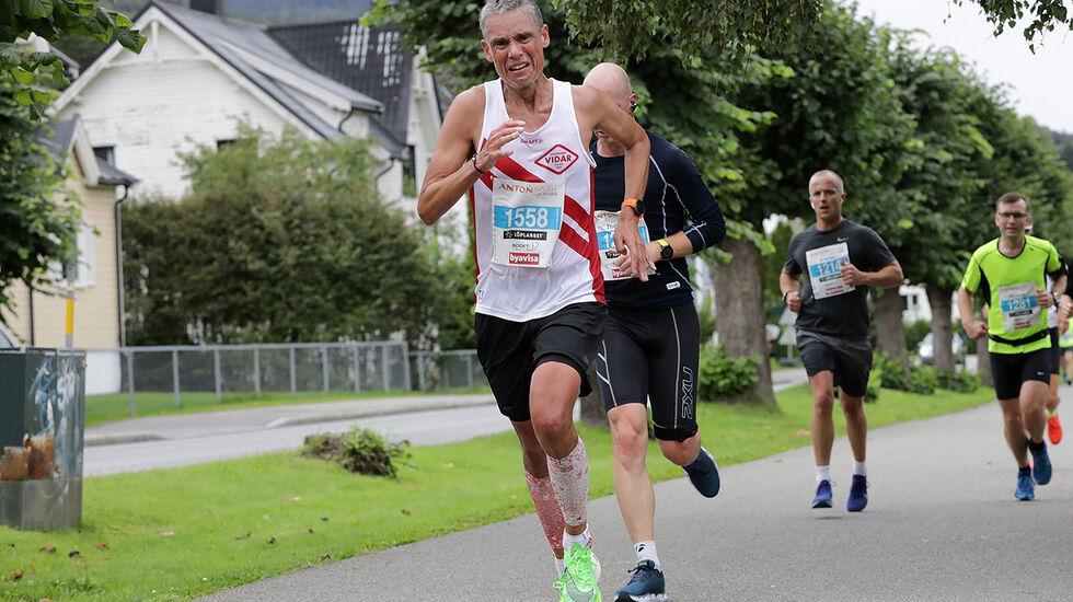 Tim Bennett er litt usikker på hvor han står siden han det siste året ikke har fått testa seg i vanlige løp. Her i Drammensmaraton for et par år siden. (Foto: arrangøren)