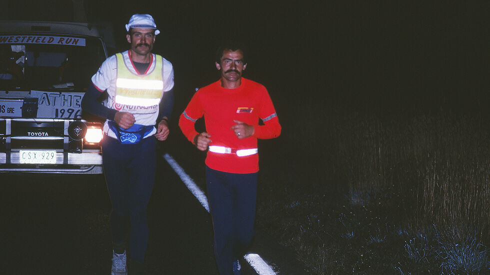 To giganter: Rune Larsson (til venstre) og Yiannis Kouros underveis i Westfield Ultra fra Sydney til Melbourne i 1989. (Foto: privat)