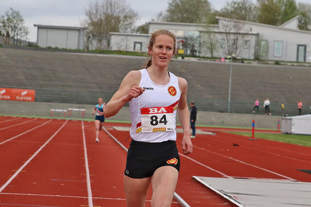Ingrid Emilsen Kristiansen gjorde et godt løp da hun vant 3000 meter i Arne Risa Classic på Fana Stadion (Alle foto: Tom Roger Johansen)