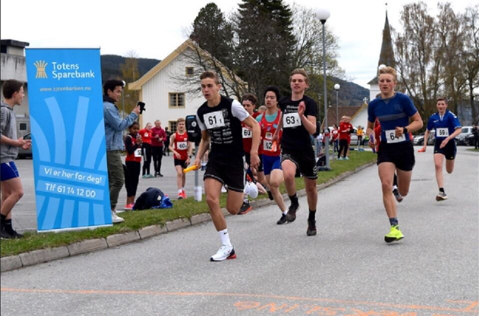 Fra starten av gutteklassen i årets Landstafett med 1. etappeløper for vinnerlaget fra Gausdal FIK (64) til høyre (Foto Sæmund Moshagen/Søndre Land IL)
