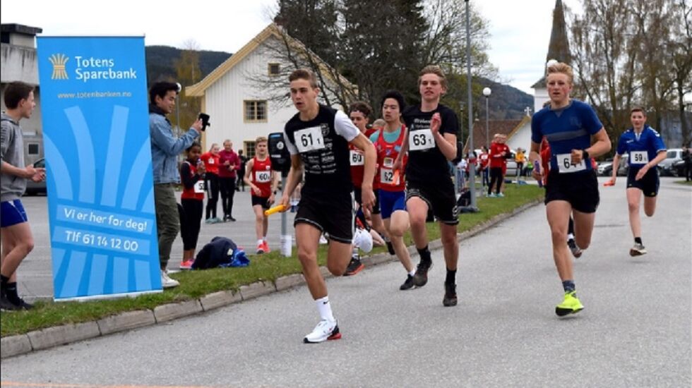 Fra starten av gutteklassen i årets Landstafett med 1. etappeløper for vinnerlaget fra Gausdal FIK (64) til høyre (Foto Sæmund Moshagen/Søndre Land IL)