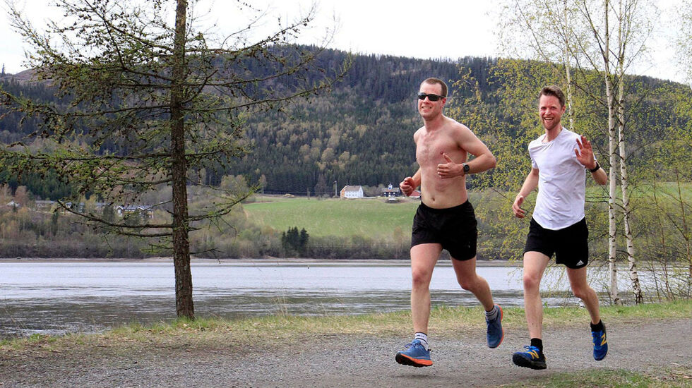 Brødrene Richard Havstein Melkersen og René Havstein, to blide deltakere på fine grusstier i flotte omgivelser ved utløpet av Gudbrandsdalslågen i nordenden av Mjøsa på Kristi Himmelfartsdag. Bedre kan det vel ikke bli. Joergen Skaug