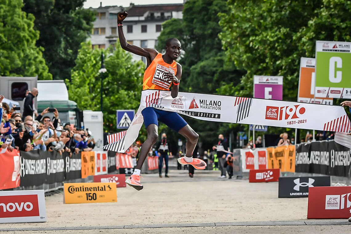 Titus Ekiru vinner Milano Maraton på 2:02,57. Ny rekord på italiensk jord. (Foto: Milano Marathon)