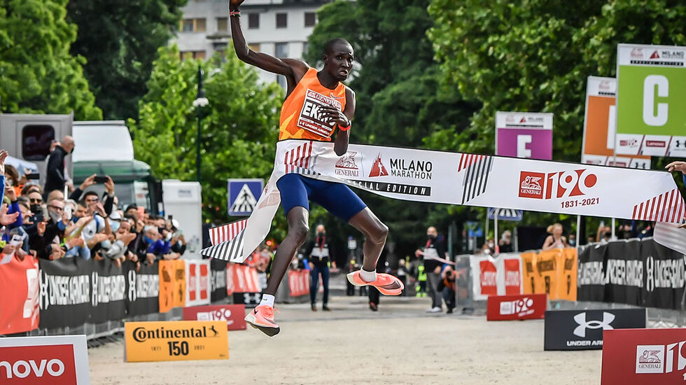 Titus Ekiru vinner Milano Maraton på 2:02,57. Ny rekord på italiensk jord. (Foto: Milano Marathon)