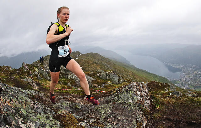 Karoline Holsen Kyte har i flere år vært en av landets beste motbakkeløpere. Her ser vi henne under Trollenykjen Opp i 2017. (Foto: Martin Hauge-Nilsen)