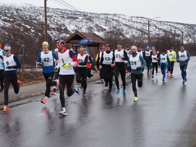 Vårslippløpet 2021 er i gang. Piera Tobiassen (9), Erlend Skippervik Sætre (42), Svein Roger Kaspersen (1), Espen Mikkelsen (25), Jan Julius Onseng (13), Håkon Lodding (31), Lauritz Harila (24), Synnøve Solbakk (19), Tormod Nilsen (48), Bjarne Mjelde (34)