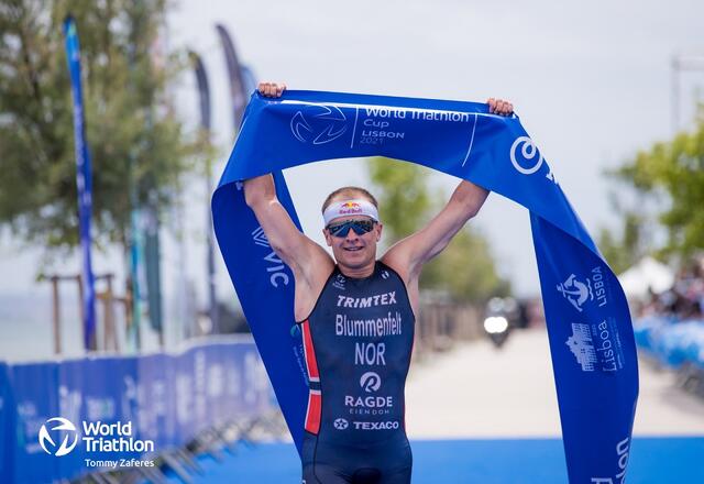 Kristian Blummenfelt kan virke uslåelig i år. Han kjørte smart og løp smart inn til nok en solid seier i Lisboa. (Foto: World Triathlon)