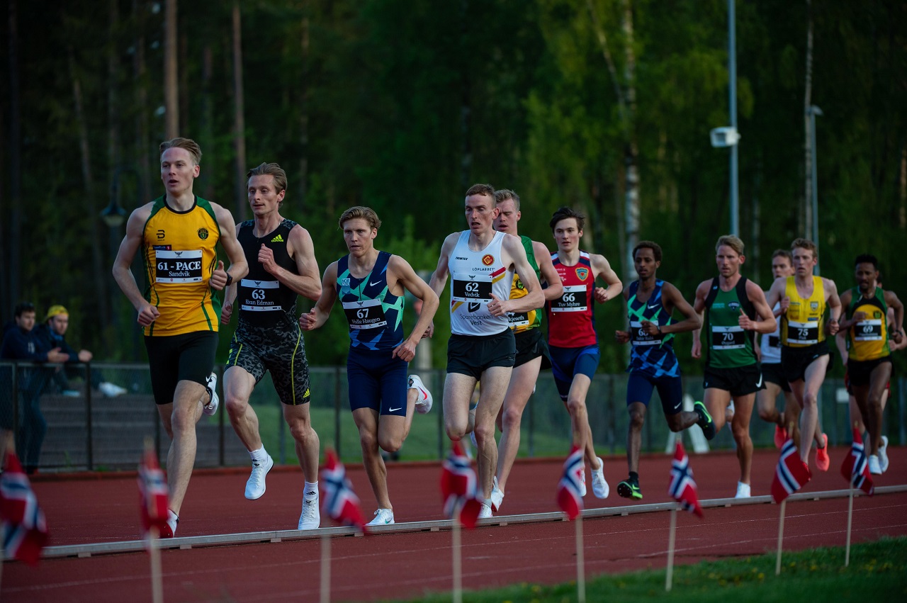 5000m MS-A Fredrik Sandvik hare.jpg