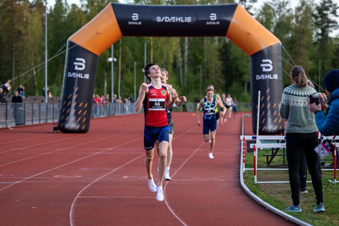 Magnus Tuv Myhre jubler etter spurtseier og solid pers med 13.38.69 på 5000m i Greveskogen lørdag kveld. (Foto Samuel Hafsahl)