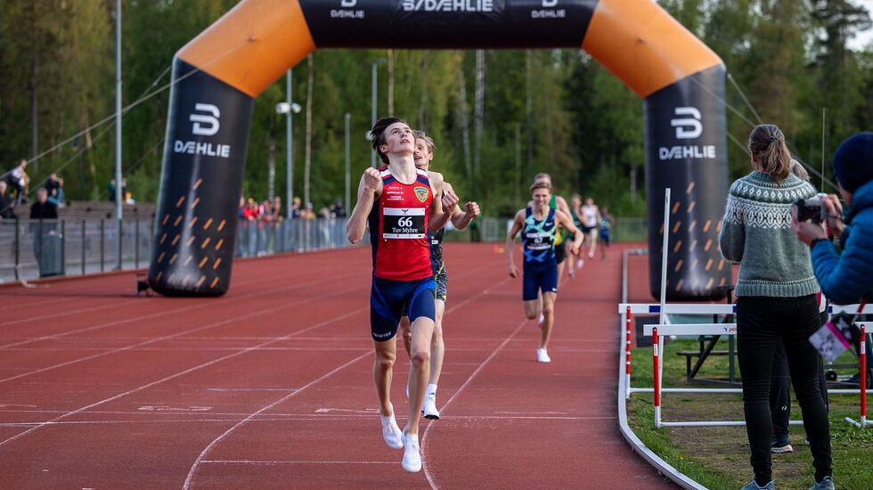 Magnus Tuv Myhre jubler etter spurtseier og solid pers med 13.38.69 på 5000m i Greveskogen lørdag kveld. (Foto Samuel Hafsahl)
