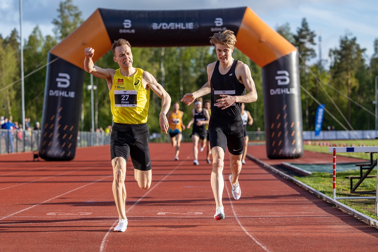 800 m MS Marcus Einan foran Tobias Gr¢nstad.jpg