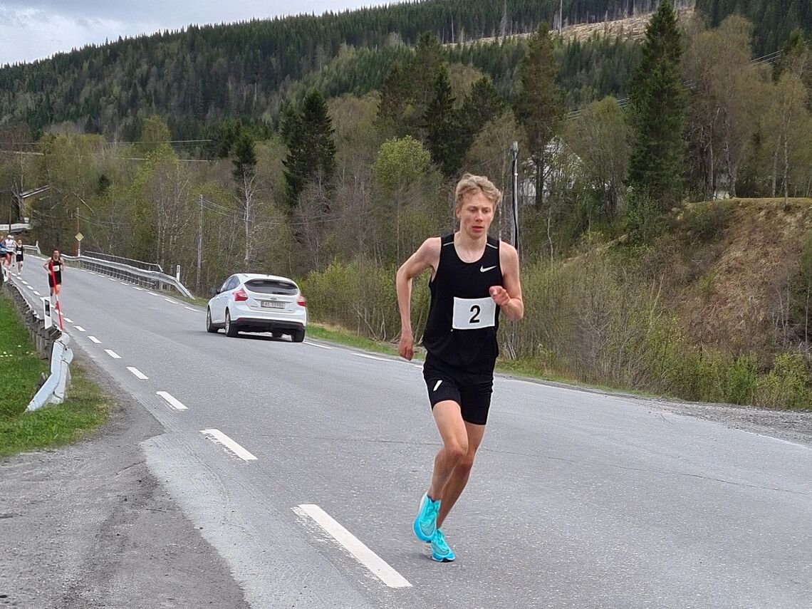 Johannes Bredesen Øvereng vant den første utgaven Vestersida 5 km på sterke 15.39. (Arrangørfoto)