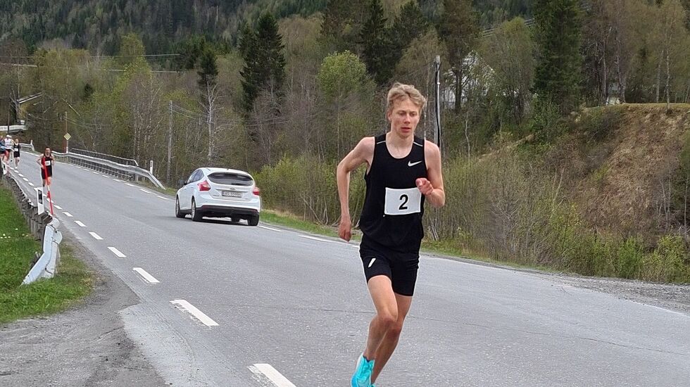Johannes Bredesen Øvereng vant den første utgaven Vestersida 5 km på sterke 15.39. (Arrangørfoto)