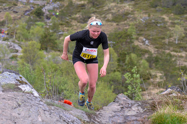 Hilde Fenne på vei oppover det bratte partiet opp mot toppen av Lyderhorn (Foto: Arne Dag Myking)