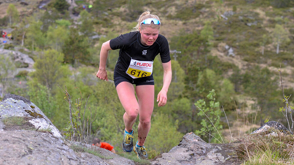 Hilde Fenne på vei oppover det bratte partiet opp mot toppen av Lyderhorn (Foto: Arne Dag Myking)