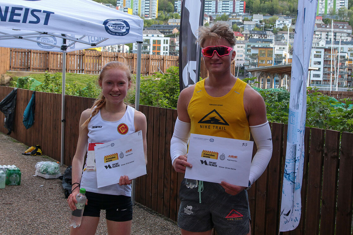 Adele Henriksen og Sondre Øvre-Helland med premien som bekrefter at de var de beste i 10-km-løypen, og det med god margin. (Foto: Arne Dag Myking)