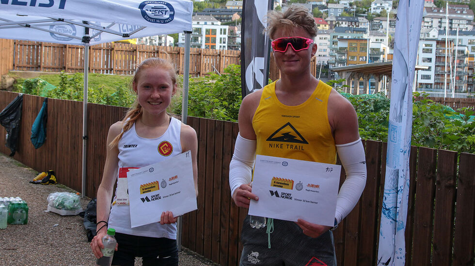 Adele Henriksen og Sondre Øvre-Helland med premien som bekrefter at de var de beste i 10-km-løypen, og det med god margin. (Foto: Arne Dag Myking)