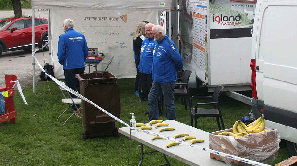 Fra målområdet på Odderøya. Den fortjente bananen etter løpet. (Foto: Sverre Larsen)