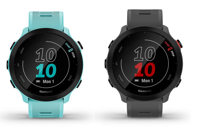 Garmin  lanserer nå sportsklokka Forerunner 55. Den finnes i flere ulike fargekombinasjoner.(Foto: Garmin)