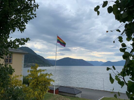 Pride-flagget ved tinghuset på Leikanger
