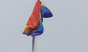 Pride-flagget ved kommunehuset i Sogndal.