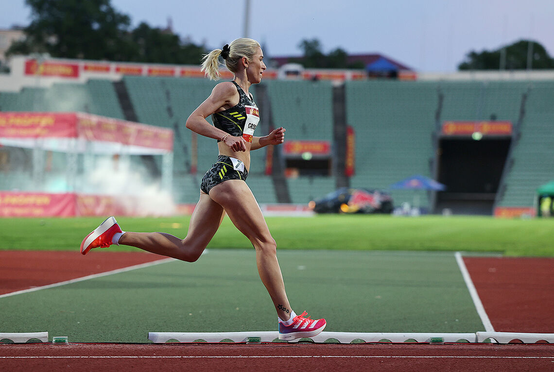 Karoline Bjerkeli Grøvdal løpe en solid 3000 m på 8:30,84. Det var nesten sekundet raskere enn den norske rekorden til Grete Waitz. (Foto: Samuel Hafsahl)