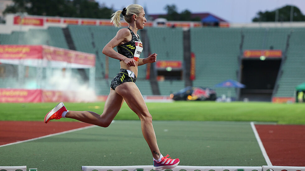 Karoline Bjerkeli Grøvdal løpe en solid 3000 m på 8:30,84. Det var nesten sekundet raskere enn den norske rekorden til Grete Waitz. (Foto: Samuel Hafsahl)