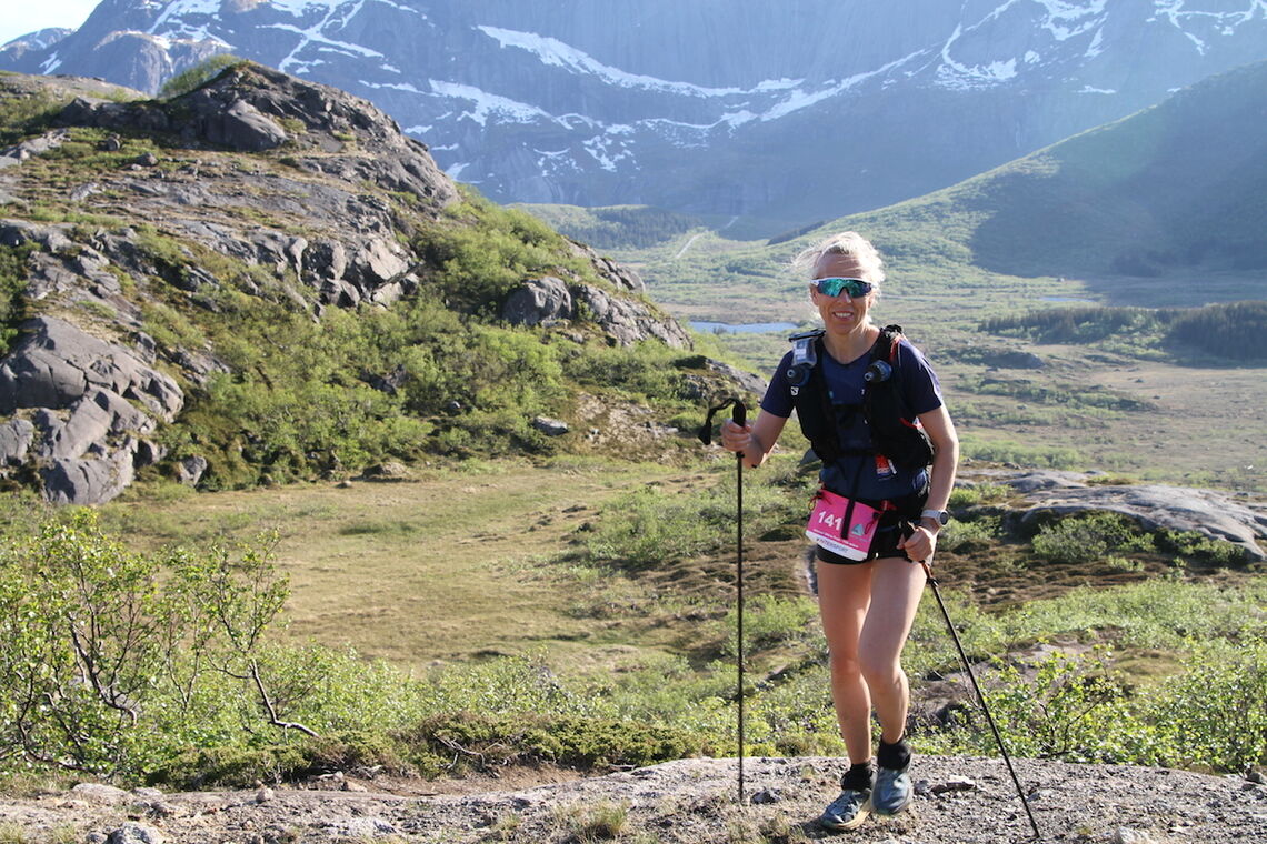 Lena-Britt Johansen på vei gjennom den lengste distansen, her er hun ca 45 km mellom Nusfjord og Napp. (Alle foto: Trond Arne Liavik)